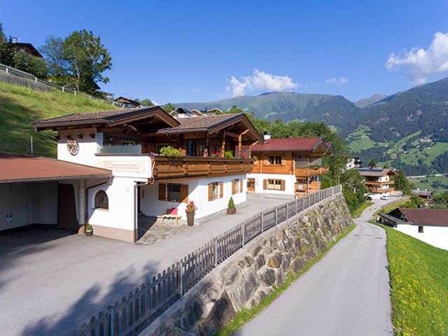 Außenansicht-Chalet-Hainzenberg-Zillertal-Tirol